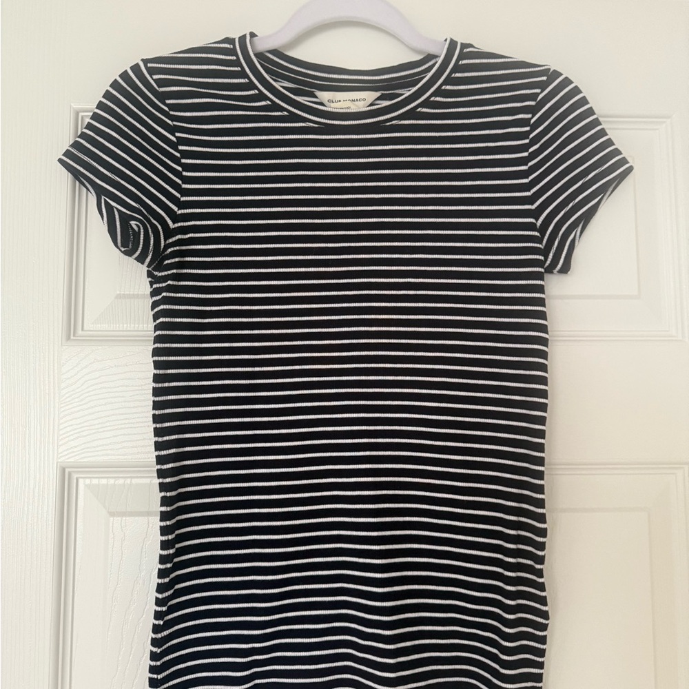 Club Monaco Bowee Tee in Navy and White. Bowee Striped Top. Size XS (fits S)